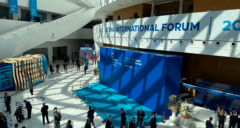 Главный зал Астанинского международного форума AIF 2025 с участниками, сценой и национальными флагами