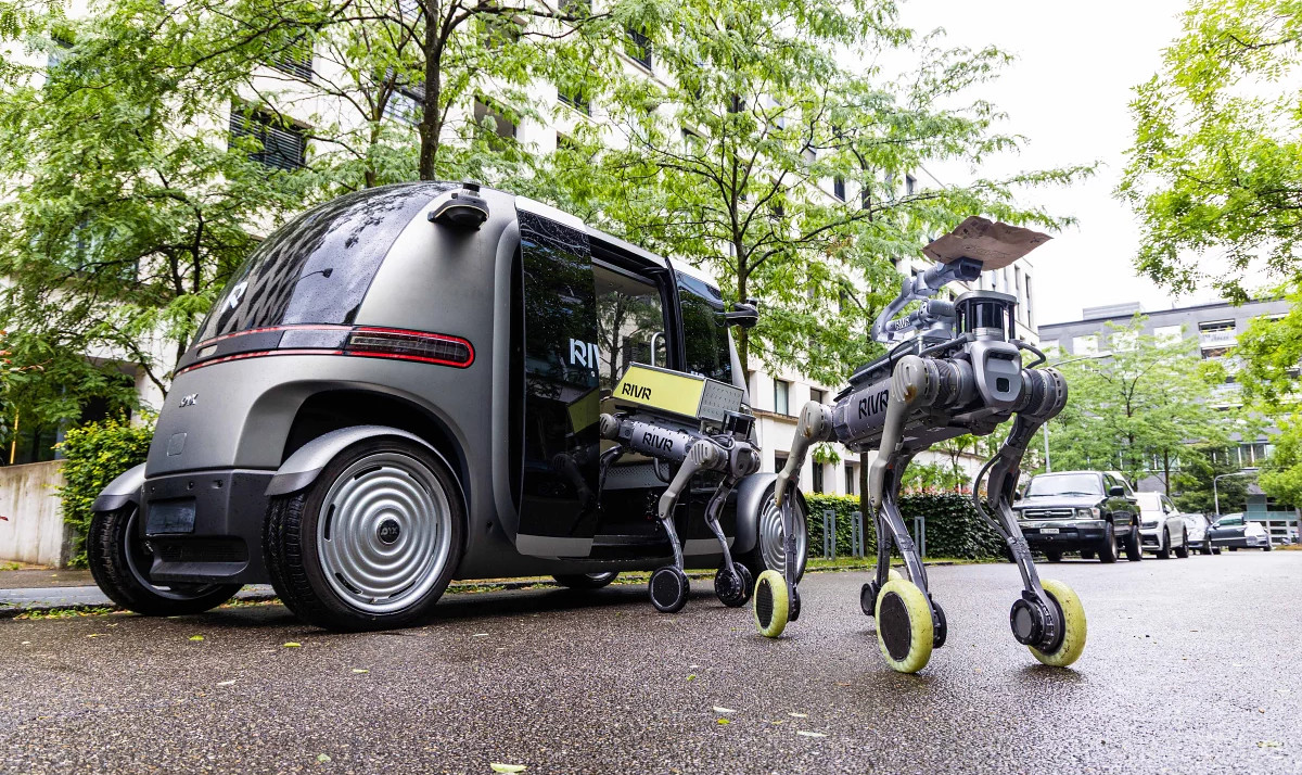 Доставка посылок роботами-собаками RIVR ONE рядом с фургоном Swiss Post на городской улице
