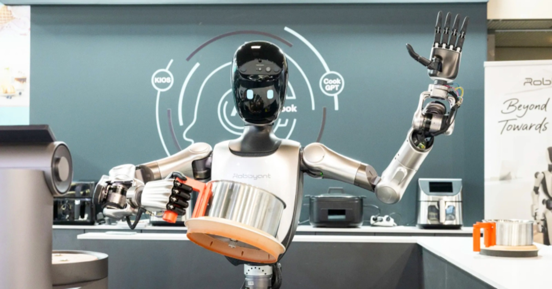 Гуманоидный робот готовит еду и консультирует по здоровью