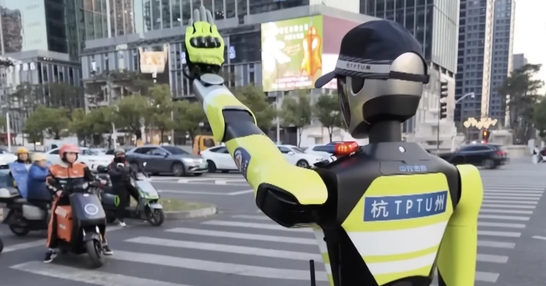 Человекоподобный робот-полицейский с ИИ начал регулировать движение