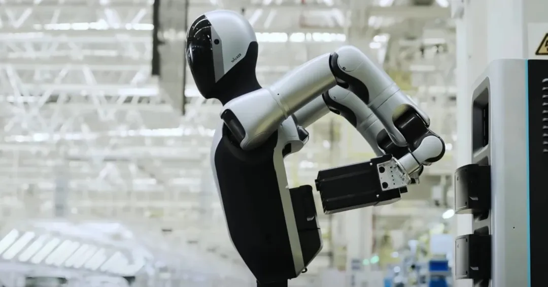 Робот-гуманоид сам меняет батареи и работает 24/7 без остановок