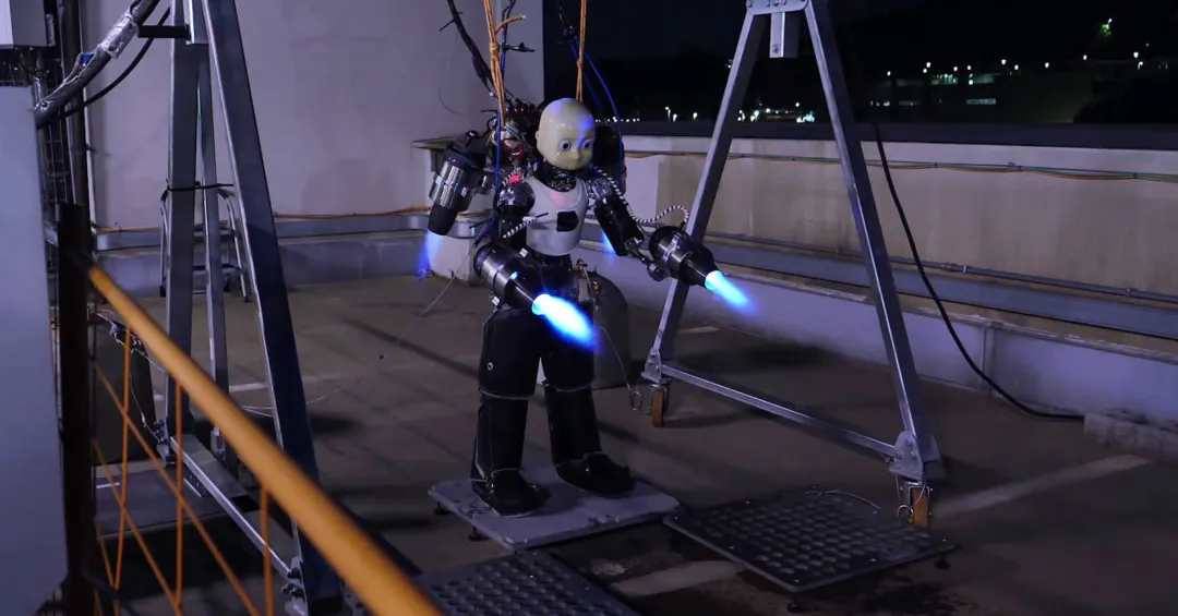 Робот-спасатель с джетпаком научился стабильно взлетать и зависать в воздухе